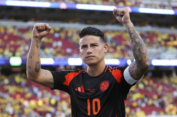 El mediocampista colombiano James Rodriguez saluda al público en el partido ante Brasil por la Copa América 2024. EFE/JOHN G. MABANGLO