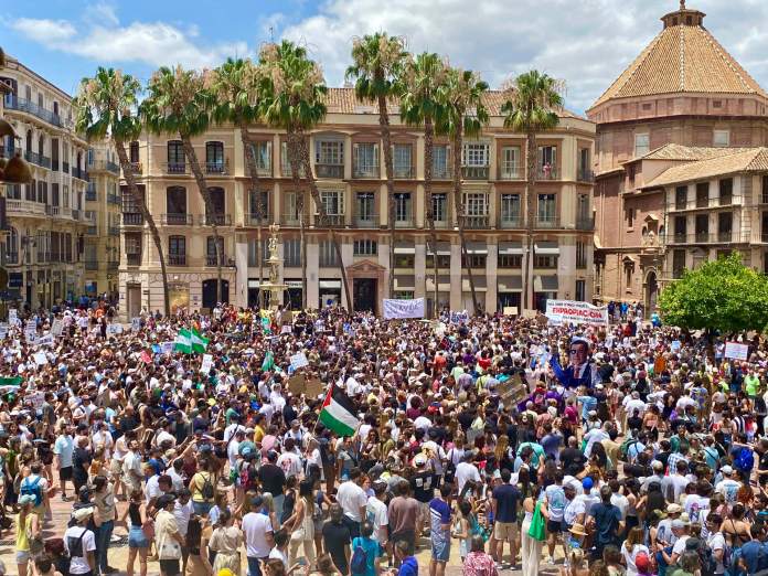 Manifestación de este sábado en Málaga (España) contra la proliferación de viviendas turísticas y la saturación de los barrios céntricos. EFE/María Alonso