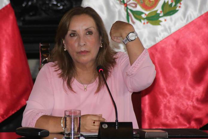 Fotografía de archivo fechada el 5 de abril de 2024 de la presidenta de Perú, Dina Boluarte, mostrando sus joyas en una rueda de prensa en Lima (Perú). EFE/ STR