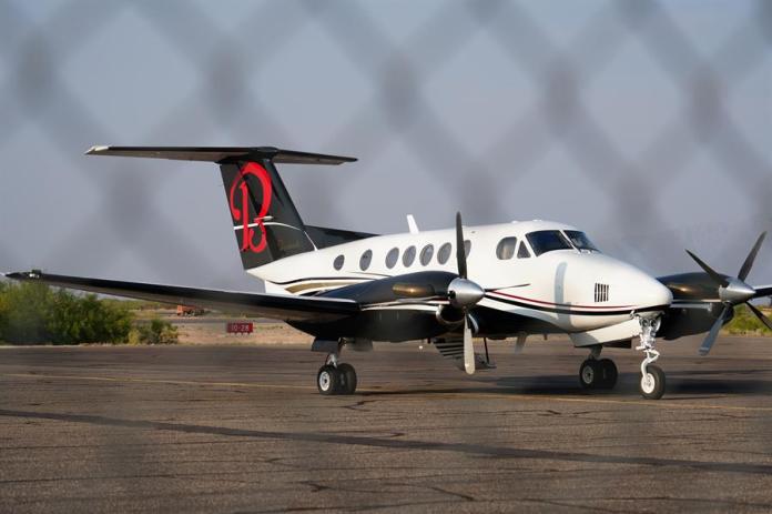 Fotografía donde se observa el avión privado donde fueron transportados Ismael "el Mayo" Zambada y Joaquín Guzmán López, en un aeropuerto privado este jueves, de Santa Teresa, Nuevo México (Estados Unidos). 