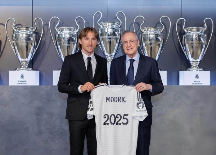 El presidente del Real Madrid, Florentino Pérez posa junto al centrocampista croata Luka Modric (i). EFE/Real Madrid.