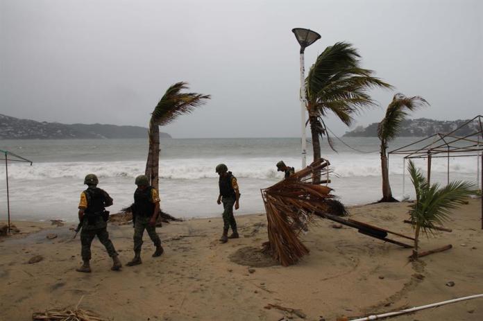 Imagen de archivo de miembros del Ejército mexicano que recorren las zonas afectadas por un huracán en el puerto de Acapulco (México). EFE/Francisca Meza