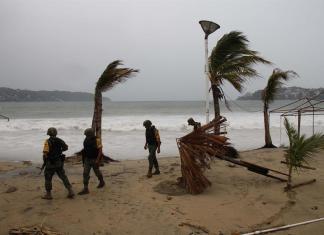 Imagen de archivo de miembros del Ejército mexicano que recorren las zonas afectadas por un huracán en el puerto de Acapulco (México). EFE/Francisca Meza