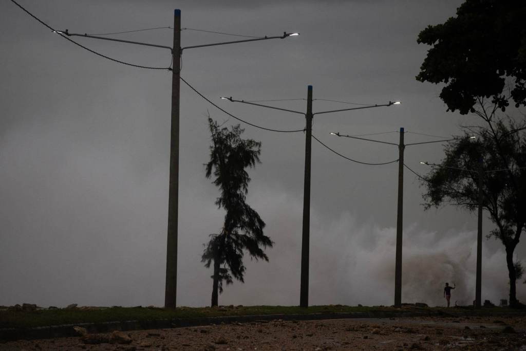 Fuerte oleaje durante el paso del huracán Beryl por el malecón de Santo Domingo (República Dominicana). EFE/ Orlando Barría