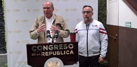 Los diputados Orlando Blanco y Jairo Flores, de la bancada VOS expresaron sentirse orgullosos de las citaciones, que han sido con respeto. Foto: Cortesía