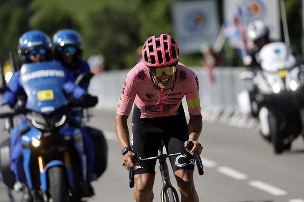 El ciclista ecuatoriano Richard Carapaz de EF Education - EasyPost en acción durante la 17ª etapa del Tour de Francia 2024, una carrera ciclista de 177 km desde Saint-Paul-Trois-Chateaux a Superdevoluy, Francia, el 17 de julio de 2024. (Ciclismo, Francia) EFE/EPA/SEBASTIEN NOGIER