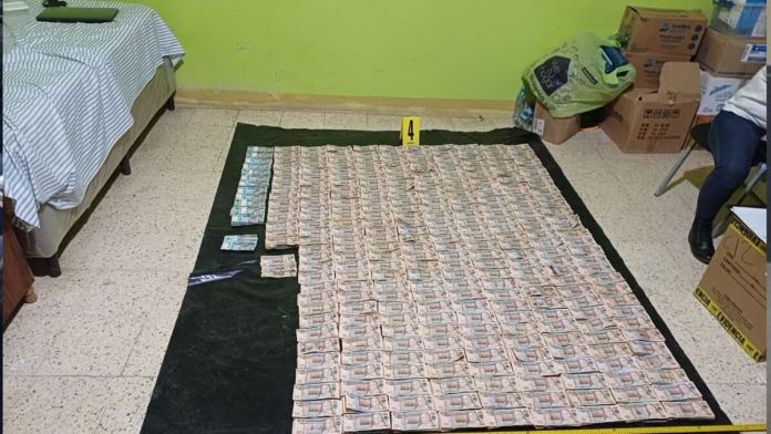 El dinero fue encontrado en diversos puntos de la propiedad. (Foto: PNC)