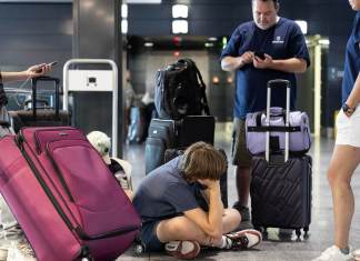 Bancos, aeropuertos, hospitales y pasos fronterizos en Canadá sufren la caída de Microsoft. Foto: EFE/EPA/GAETAN BALLY
