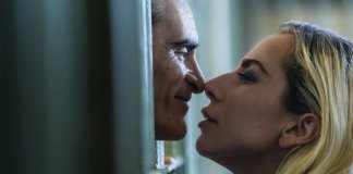 Esta imagen difundida por Warner Bros Pictures muestra a Joaquin Phoenix y a Lady Gaga en una escena de "Joker: Folie à Deux" (Niko Tavernise / Warner Bros. Pictures vía AP)