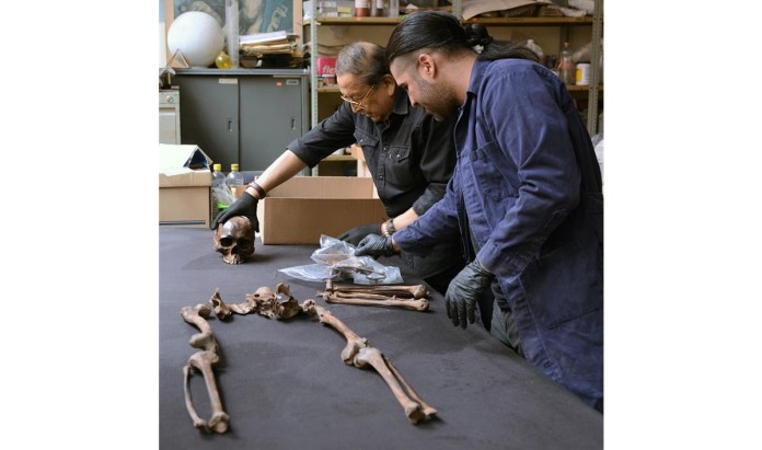 Fotografía cedida este lunes por el Instituto Nacional de Antropología e Historia (INAH), que muestra los restos de un humano prehispánico en Ciudad de México (México).