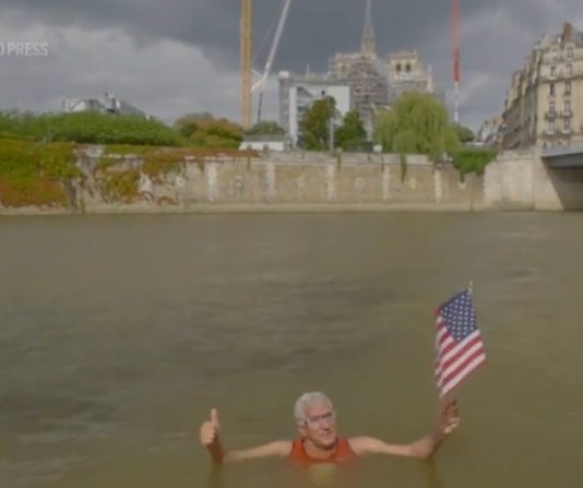El nadador estadounidense Joel Stratte McClure desafió las turbias aguas del río Sena el jueves para celebrar el 4 de julio y destacar los esfuerzos del gobierno francés para limpiar el río antes de que comiencen los Juegos Olímpicos.
