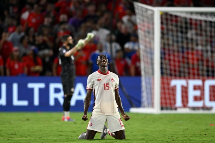 El canadiense Moïse Bombito celebra al final de un partido de fútbol del Grupo A de la Copa América contra Chile en Orlando Canadá avanzó a los cuartos de final. (Foto AP/Phelan Ebenhack)