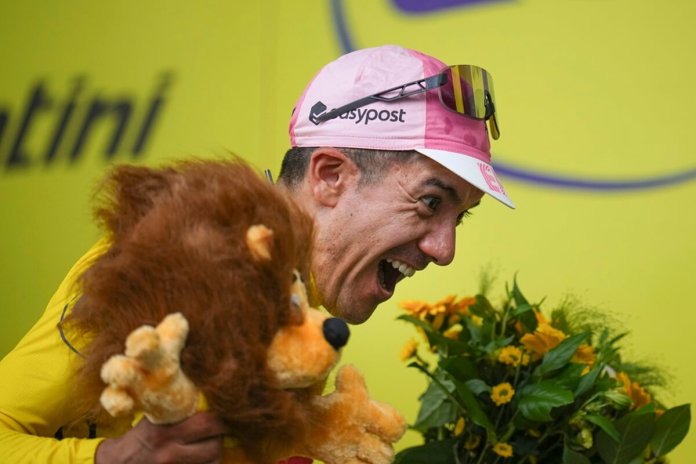 El ecuatoriano Richard Carapaz luce la camiseta amarilla de líder general del Tour de Francia tras la tercera etapa, el lunes 1 de julio de 2024, en Turín, Italia. (AP Foto/Daniel Cole)