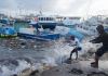 Pescadores arrastran un barco dañado por el paso del huracán Beryl para amarrarlo a puerto, en Bridgetown, Barbados, el 1 de julio de 2024. (AP Foto/Ricardo Mazalán)