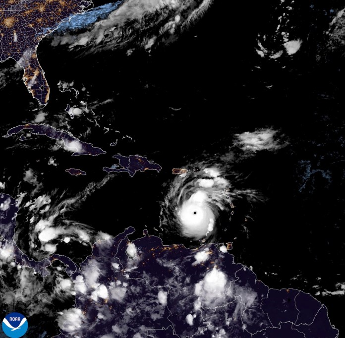 En esta imagen satelital de la Oficina Nacional de Administración Oceánica y Atmosférica de Estados Unidos, tomada a las 10:50pm EDT, se muestra el hurricán Beryl (centro) en su avance por el Caribe, el 1 de julio de 2024. (NOAA vía AP)