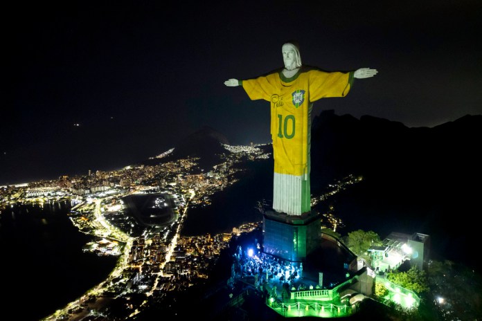 La estatua del Cristo Redentor está iluminada con una imagen de la camiseta brasileña de Pelé, como tributo a la leyenda del fútbol en el primer aniversario de su muerte, en Río de Janeiro, Brasil, el 29 de diciembre de 2023. El 2 de julio de 2024, el diario oficial de Brasil aprobó la propuesta de ley del presidente Luiz Inácio Lula da Silva para rendir homenaje al tres veces ganador de la Copa del Mundo, nombrando el 19 de noviembre como el "Día del Rey Pelé". (AP Foto/Bruna Prado, Archivo)