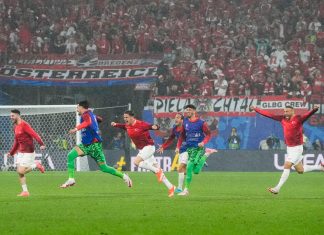 Jugadores de Turquía celebran después de una victoria por 2-1 en un partido de octavos de final ante Austria en la Eurocopa 2024 en Leipzig, Alemania. (AP Foto/Martin Meissner)