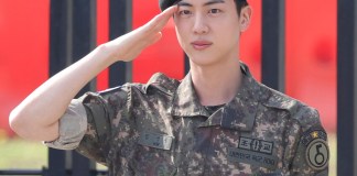 Jin, miembro de la banda de K-pop BTS, saluda después de concluir su servicio militar obligatorio afuera de una base militar en Yeoncheon, Corea del Sur, el miércoles 12 de junio de 2024. (Im Byung-shik/Yonhap vía AP)