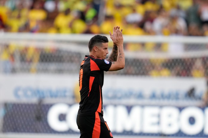 El colombiano James Rodríguez hace un gesto a los aficionados al salir del campo durante la segunda mitad de un partido de fútbol del Grupo D de la Copa América contra Brasil el martes 2 de julio de 2024, en Santa Clara, California (Foto AP/Godofredo A. Vásquez)