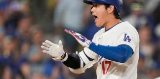 Shohei Ohtani, de los Dodgers de Los Ángeles, celebra un jonrón de dos carreras con el que adelantó a su equipo en al pizarra en el séptimo inning del juego de la MLB contra los Diamondbacks de Arizona, el 2 de julio de 2024, en Los Ángeles. (AP Foto/Ryan Sun)