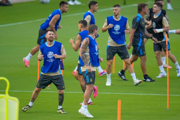 El argentino Lionel Messi, abajo a la izquierda, se ejercita con sus compañeros antes de su partido de cuartos de final de la Copa América contra Ecuador, el miércoles 3 de julio de 2024, en Houston. Los equipos jugarán el jueves en el NRG Stadium de Houston. (Foto AP/Julio Cortez)