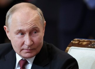 El presidente ruso, Vladimir Putin, asiste a la cumbre de líderes de los estados de la Organización de Cooperación de Shanghái (OCS) en Astaná, Kazajstán. (Sergey Savostyanov, Kremlin Pool Photo vía AP)