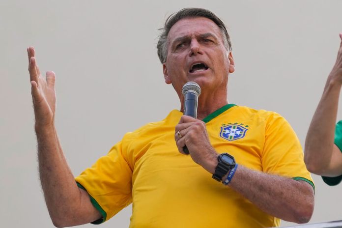 El expresidente Jair Bolsonaro se dirige a sus partidarios durante un mitin en Sao Paulo, Brasil. (Foto AP/Andre Penner, Archivo)