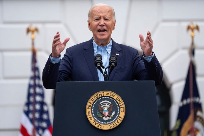 El presidente Joe Biden habla durante una barbacoa con militares en servicio activo y sus familias en el jardín sur de la Casa Blanca, el jueves 4 de julio de 2024, en Washington. (Foto AP/Evan Vucci)