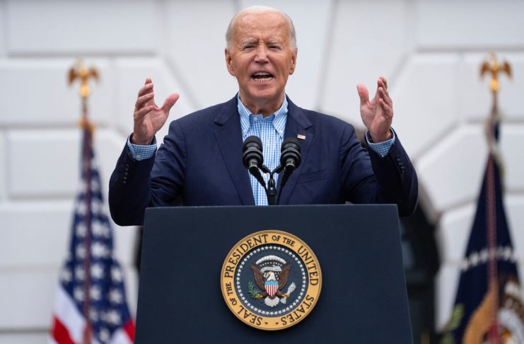 El presidente Joe Biden habla durante una barbacoa con militares en servicio activo y sus familias en el jardín sur de la Casa Blanca, el jueves 4 de julio de 2024, en Washington. (Foto AP/Evan Vucci)