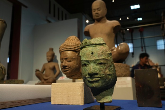 Estatuas y artefactos en exhibición después de ser devueltos por Estados Unidos a Camboya, antes de una ceremonia oficial en el Museo Nacional de Camboya en Phnom Penh, Camboya, el jueves 4 de julio de 2024. (Foto AP/Heng Sinith)