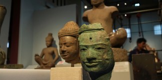 Estatuas y artefactos en exhibición después de ser devueltos por Estados Unidos a Camboya, antes de una ceremonia oficial en el Museo Nacional de Camboya en Phnom Penh, Camboya, el jueves 4 de julio de 2024. (Foto AP/Heng Sinith)
