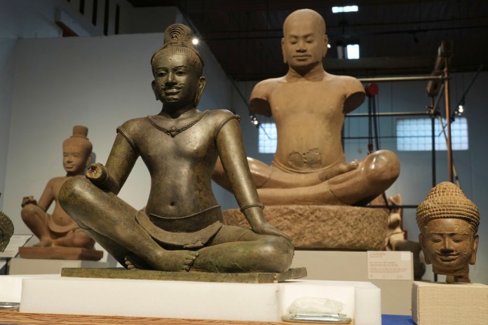 Estatuas y artefactos en exhibición después de ser devueltos por Estados Unidos a Camboya, antes de una ceremonia oficial en el Museo Nacional de Camboya en Phnom Penh, Camboya, el jueves 4 de julio de 2024. (Foto AP/Heng Sinith)