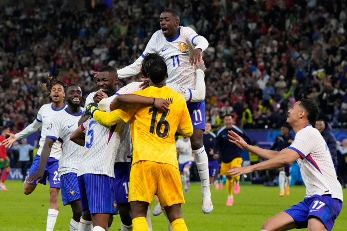 Los jugadores de Francia festejan tras vencer a Portugal por penales en los cuartos de final de la Eurocopa, el viernes 5 de julio de 2024, en Hamburgo, Alemania (AP Foto/Hassan Ammar)