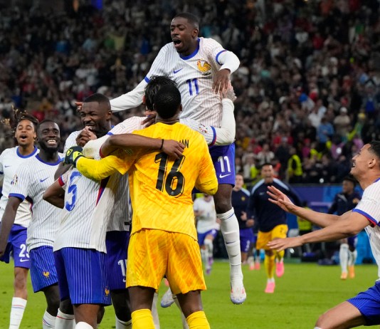 Los jugadores de Francia festejan tras vencer a Portugal por penales en los cuartos de final de la Eurocopa, el viernes 5 de julio de 2024, en Hamburgo, Alemania (AP Foto/Hassan Ammar)