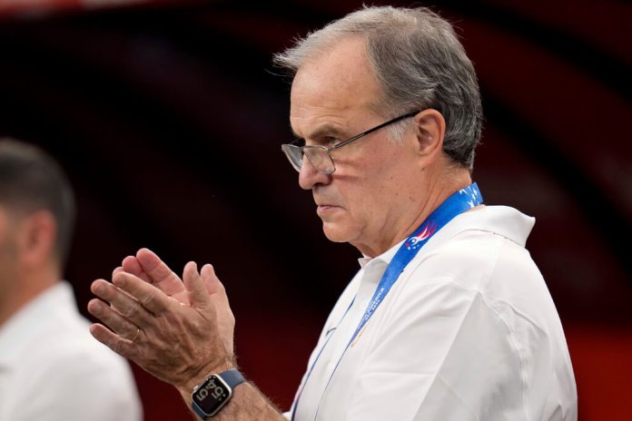 El entrenador de Uruguay, Marcelo Bielsa, aplaude antes de un partido de cuartos de final de la Copa América contra Brasil en Las Vegas, el sábado 6 de julio de 2024. (Foto AP/Julio Cortez)