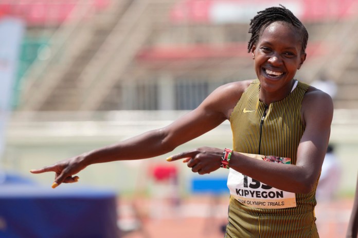 Faith Kipyegon, de Kenia celebra al ganar la prueba final de los 1.500 metros femeninos, durante las pruebas de atletismo de Kenia para los Juegos Olímpicos de París 2024, en el estadio nacional Nyayo, en Nairobi, Kenia, el sábado 15 de junio de 2024. (AP Foto/Brian Inganga)