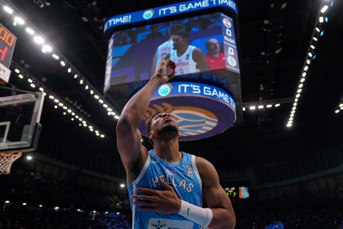 El griego Giannis Antetokounmpo se prepara para la final del preolímpico ante Croacia en Piraeus, Grecia el domingo 7 de julio del 2024. (AP Foto/Petros Giannakouris)