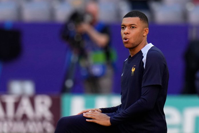 El francés Kylian Mbappé hace un gesto durante una sesión de entrenamiento en Múnich, Alemania, el lunes 8 de julio de 2024. (Foto AP/Hassan Ammar)