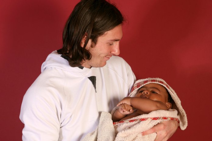 Lionel Messi cargando en brazos a Lamine Yamal, durante una sesión de fotografías. (AP Foto/Joan Monfort)