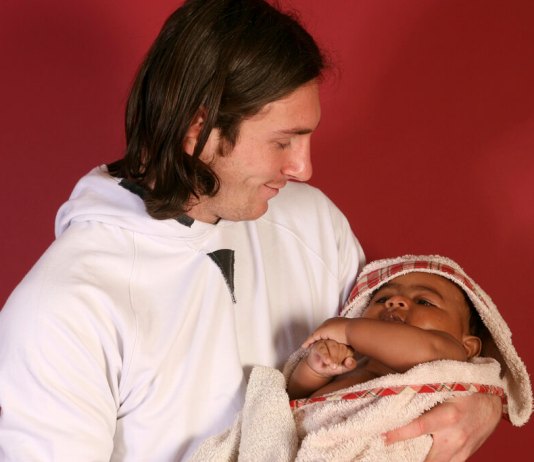 Cuando la realidad supera la ficción: La historia de la famosa foto de Messi junto a un bebé Lamine Yamal Lionel Messi y Lamine Yamal, 18 años después de su icónica foto, disputarán la final del Mundial 2026 en Estados Unidos.