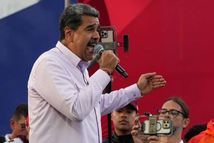 El presidente venezolano, Nicolás Maduro, habla con sus partidarios durante un mitin de campaña en el bulevar de Coche en Caracas, Venezuela, el lunes 8 de julio de 2024. (Foto AP/Ariana Cubillos)