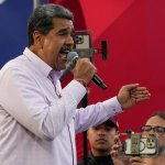 El presidente venezolano, Nicolás Maduro, habla con sus partidarios durante un mitin de campaña en el bulevar de Coche en Caracas, Venezuela, el lunes 8 de julio de 2024. (Foto AP/Ariana Cubillos)
