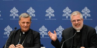 El cardenal Mario Grech y el padre Giacomo Costa durante una conferencia de prensa en el Vaticano, el martes 9 de julio de 2024. (AP Foto/Alessandra Tarantino)