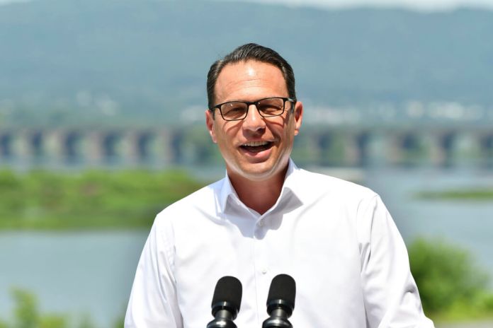 El gobernador de Pensilvania, Josh Shapiro, habla durante una conferencia de prensa. (Foto AP/Marc Levy)