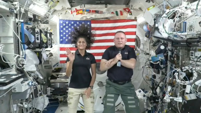 En esta foto de video entregado por la NASA, los astronautas Suni Williams (izq) participan en una conferencia de prensa desde la Estación Espacial Internacional, el 10 de julio del 2024. (NASA via AP)