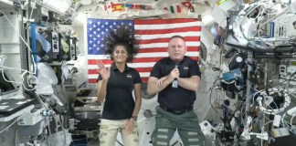 En esta foto de video entregado por la NASA, los astronautas Suni Williams (izq) participan en una conferencia de prensa desde la Estación Espacial Internacional, el 10 de julio del 2024. (NASA via AP)