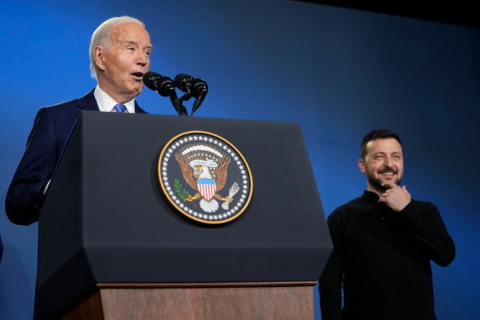 El presidente Joe Biden, acompañado por el presidente de Ucrania, Volodymyr Zelenskyy, habla durante un evento sobre el Pacto con Ucrania en el marco de la Cumbre de la OTAN. (Foto AP/Susan Walsh)