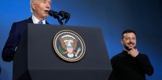 El presidente Joe Biden, acompañado por el presidente de Ucrania, Volodymyr Zelenskyy, habla durante un evento sobre el Pacto con Ucrania en el marco de la Cumbre de la OTAN. (Foto AP/Susan Walsh)