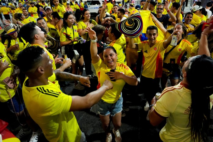 Aficionados colombianos celebran afuera del Bak of America Stadium al final de la semifinal de la Copa América ante Uruguay el miércoles 20 de julio del 2024. (AP Foto/Julia Nikhinson)