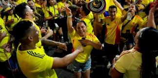 Aficionados colombianos celebran afuera del Bak of America Stadium al final de la semifinal de la Copa América ante Uruguay el miércoles 20 de julio del 2024. (AP Foto/Julia Nikhinson)